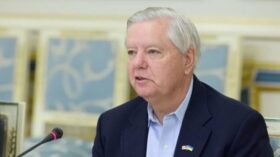 Laut WSJ fordert Trumps Team, Sanktionen gegen Russland abzuschwächen. Statt „muss“ soll „kann“ gelten. Kritiker im Kongress warnen vor einem wirkungslosen Gesetz.