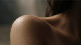 Plötzliche Gänsehaut ohne Kälte? Erfahre Ursachen, Symptome, körperliche Abläufe und was du bei emotionaler oder stressbedingter Gänsehaut tun kannst.