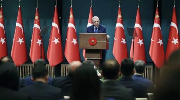 Erdoğan erwartet Friedenslösung für Ukraine-Krieg: „Tisch des Friedens wird in der Türkei gedeckt“. Treffen Selenskyj–Putin nicht ausgeschlossen.
