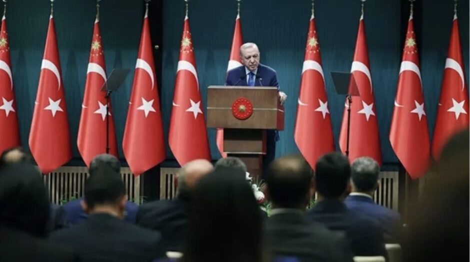 Erdoğan erwartet Friedenslösung für Ukraine-Krieg: „Tisch des Friedens wird in der Türkei gedeckt“. Treffen Selenskyj–Putin nicht ausgeschlossen.