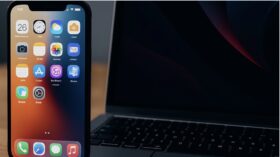Apple führt mit iOS 26 eine neue Speech-to-Text-API ein, die deutlich schneller arbeitet als bisherige Modelle. Was das für Nutzer bedeutet – kompakt erklärt.