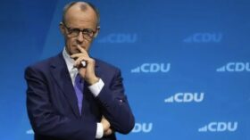 Bundeskanzler Merz vermutet Zusammenhang zwischen Putins Gesprächen mit Trump und russischen Angriffen. Regierungssprecher verweist auf zeitliche Übereinstimmung.