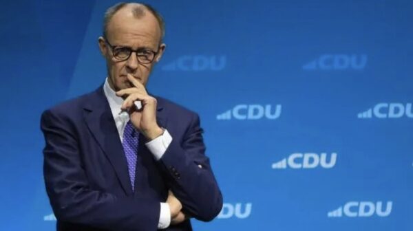 Bundeskanzler Merz vermutet Zusammenhang zwischen Putins Gesprächen mit Trump und russischen Angriffen. Regierungssprecher verweist auf zeitliche Übereinstimmung.