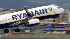 Fehlalarm bei Ryanair-Flug RK3445 von Mallorca nach Manchester: Notfall-Evakuierung am Rollfeld, 18 Verletzte, sechs davon in Klinik. Ursache wird untersucht.