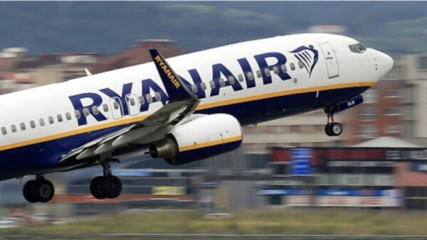 Fehlalarm bei Ryanair-Flug RK3445 von Mallorca nach Manchester: Notfall-Evakuierung am Rollfeld, 18 Verletzte, sechs davon in Klinik. Ursache wird untersucht.