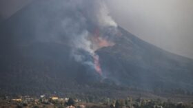 Seit zwei Tagen schleudert der Vulkan Lewotobi auf Flores, Indonesien, gewaltige Aschewolken. Dörfer sind unter Staub begraben, tausende Menschen auf der Flucht.