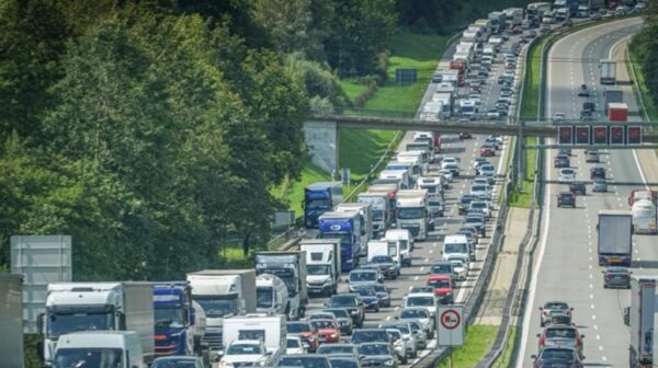 Ferienstart in NRW am Wochenende vom 12.–14. Juli sorgt für massive Staus auf A3, A8 und A61. Tipps für Autofahrer, Uhrzeiten und Ausweichrouten.