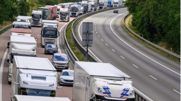 Kilometerlanger Stau auf der A12 bei Frankfurt (Oder): Neue polnische Grenzkontrollen bringen den Verkehr nach Deutschland zum Erliegen.