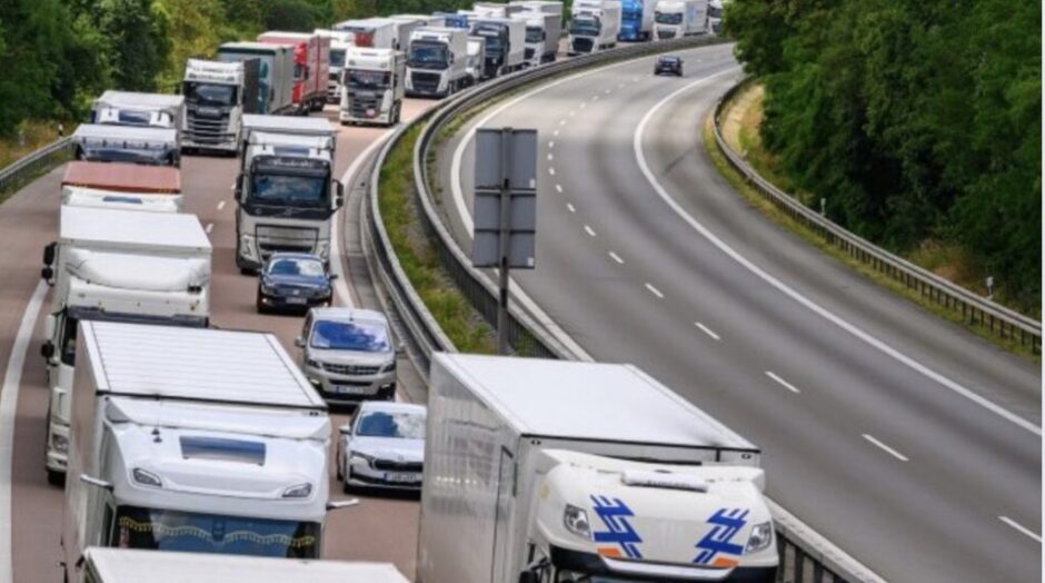 Kilometerlanger Stau auf der A12 bei Frankfurt (Oder): Neue polnische Grenzkontrollen bringen den Verkehr nach Deutschland zum Erliegen.
