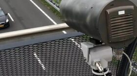Die neue KI-Kamera Monocam erkennt Handyverstöße am Steuer. Über 300 Fälle in Rheinland-Pfalz zeigen: Die Debatte um Überwachung im Verkehr beginnt.