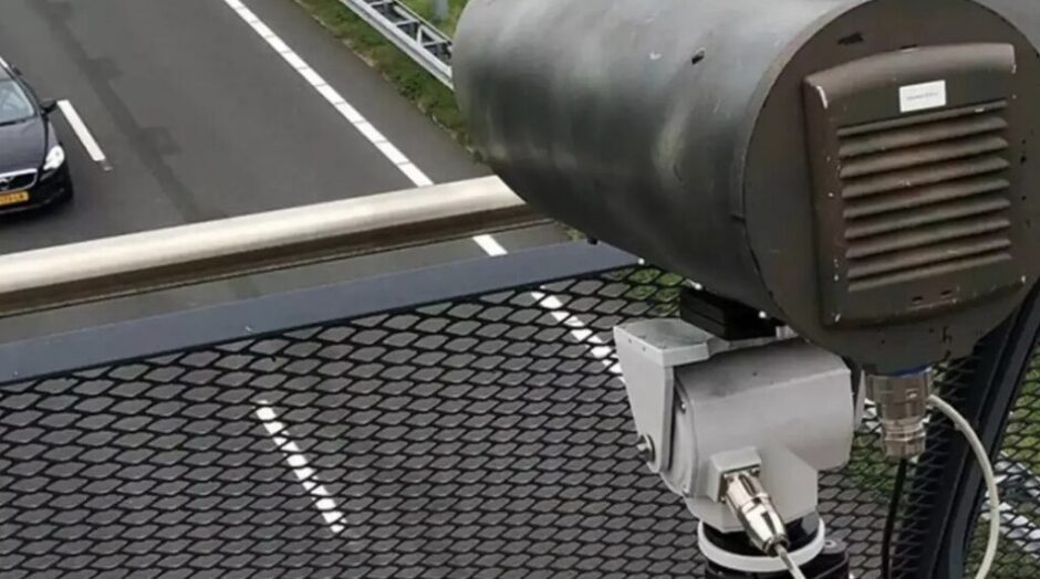 Die neue KI-Kamera Monocam erkennt Handyverstöße am Steuer. Über 300 Fälle in Rheinland-Pfalz zeigen: Die Debatte um Überwachung im Verkehr beginnt.