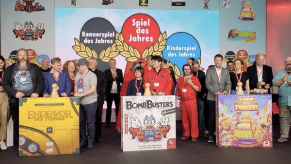 Am 13. Juli 2025 wurden im Rahmen des renommierten Preises „Spiel des Jahres 2025“ die besten Brettspiele des Jahres gekürt. Die Jury zeichnete Bomb Busters, Endeavor – Die Tiefsee und Topp die Torte in den Kategorien Familienspiel, Kennerspiel und Kinderspiel aus.