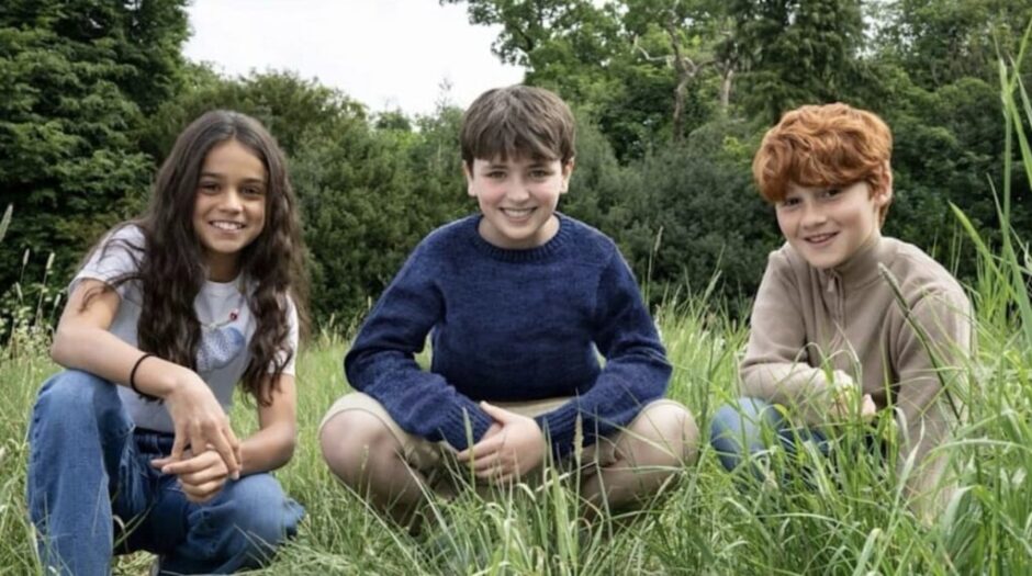 HBO veröffentlicht erstes Bild zur Harry-Potter-Serie mit Dominic McLaughlin. Fans feiern den neuen Harry – Ausstrahlung ab 2027 auf Max geplant.