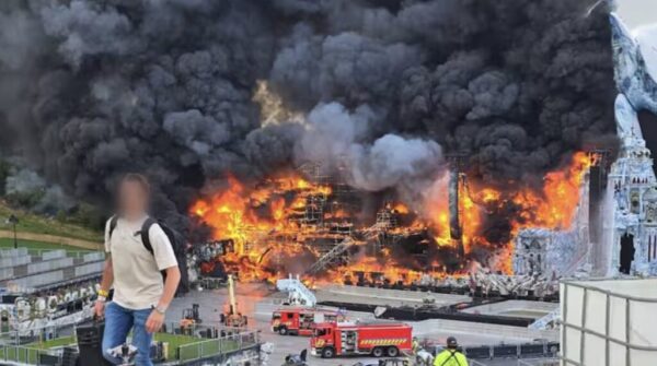 Kurz vor Festivalbeginn brennt die Hauptbühne von Tomorrowland komplett nieder. Ursache unklar. Großalarm in Boom bei Antwerpen, Rauchwarnung für Anwohner.