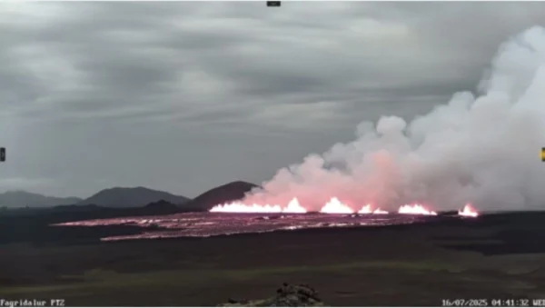Island Vulkanausbruch Juli 2025: Neue Eruption an der Sundhnúksgígaröð-Kraterreihe. Lava fließt über 3 km², Gase belasten Luft, höchste Warnstufe bleibt.