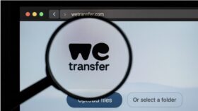 WeTransfer wollte weltweite Rechte an Nutzerdateien für KI sichern – ohne Vergütung. Nach massiver Kritik streicht das Unternehmen die umstrittene Klausel.