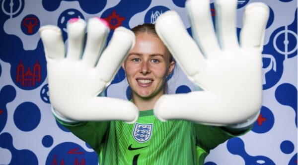 Hannah Hampton, Englands Torhüterin bei der EM 2025, beeindruckt mit Paraden, Präzision und Persönlichkeit. Ein Porträt über Karriere, Rückschläge und ihren Weg zur Nummer 1.