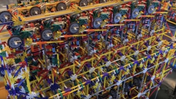 Ein YouTuber baut einen funktionierenden 8-Bit-Computer aus K’nex-Spielzeug. Die rein mechanische Rechenmaschine verarbeitet binäre Zahlen ganz ohne Elektronik.