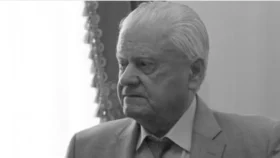 Mykola Yankovsky war ein einflussreicher ukrainischer Unternehmer. Für 3 Mio. USD ließ er sich bei Kiew ein eigenes Mausoleum im Stil Napoleons errichten.