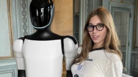 Tesla zeigt in einem viralen Video einen Roboter mit einem ukrainischen OnlyFans-Model. Die Online-Werbung sorgt weltweit für Aufsehen und Kritik.