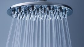 Die Kontrastdusche stärkt das Immunsystem, fördert die Blutzirkulation und verbessert das Hautbild. Erfahren Sie, wie Sie sie richtig anwenden und für wen sie nicht geeignet ist.