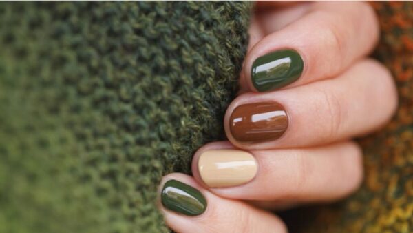 UV Gel Nagellack sorgt für perfekte, langanhaltende Nägel mit Hochglanz. Entdecke Vorteile, Tipps und Designs der modernen Hybrid-Maniküre.