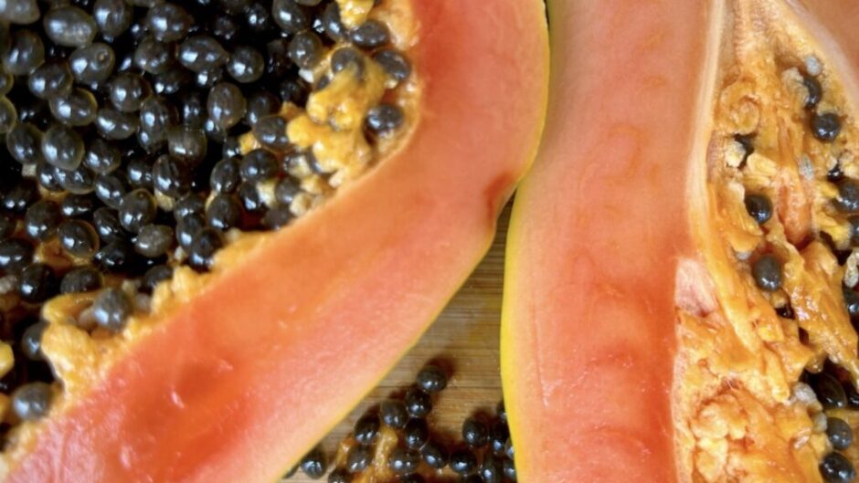 Papaya ist reich an Papain, Vitamin C und Beta-Carotin. Gesund für Verdauung und Immunsystem, aber mit Vorsicht für Schwangere und Allergiker. Tipps, Wirkung, Risiken.