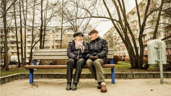 Rund-um-die-Uhr Betreuung daheim: Was Familien zur 24 Stunden Pflege, den Kosten, Aufgaben der Pflegekraft und rechtlichen Aspekten wissen sollten.