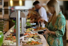 Die Türkei plant 2025 Reformen im All-inclusive-Tourismus, um Lebensmittelverschwendung zu reduzieren und Buffets nachhaltiger zu gestalten.