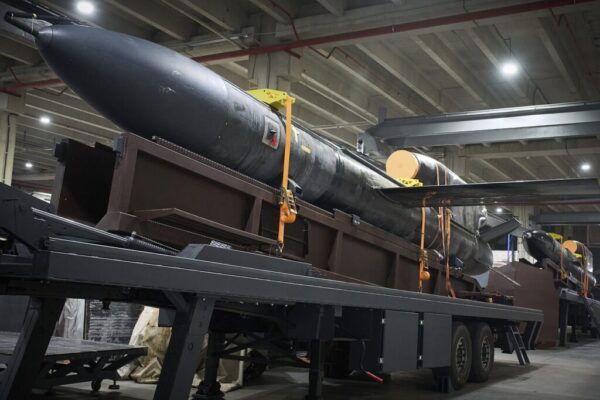 Die Ukraine präsentiert die Langstreckenrakete „Flamingo“ mit über 3000 km Reichweite. Serienproduktion läuft – neuer Meilenstein der Verteidigungsindustrie.