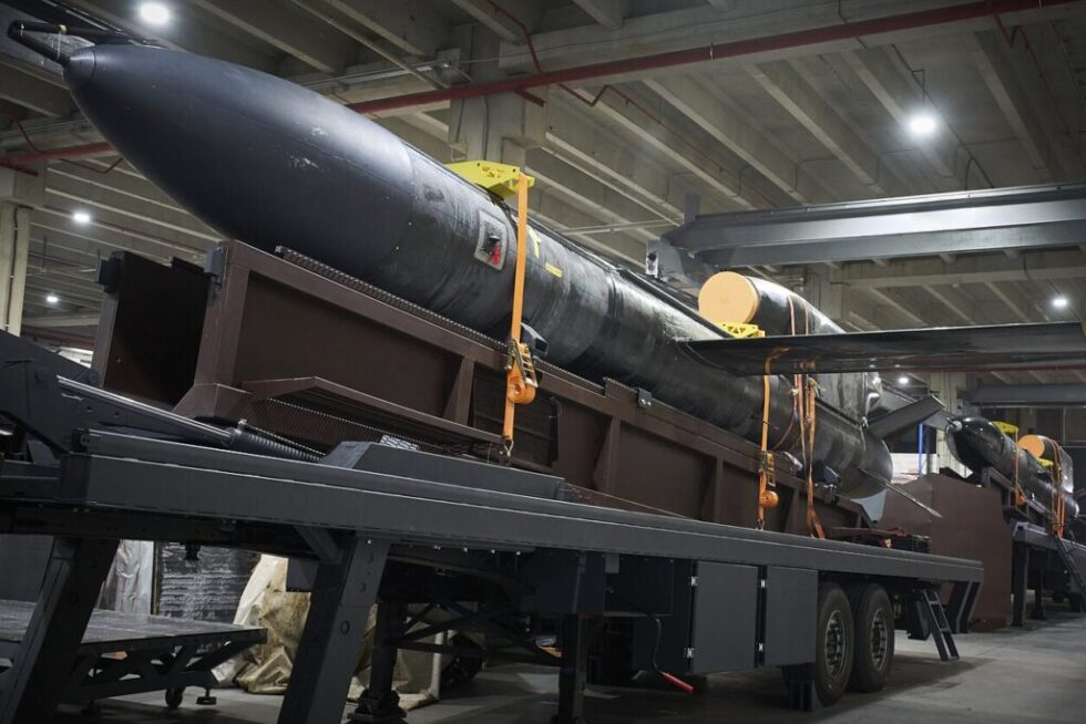 Die Ukraine präsentiert die Langstreckenrakete „Flamingo“ mit über 3000 km Reichweite. Serienproduktion läuft – neuer Meilenstein der Verteidigungsindustrie.