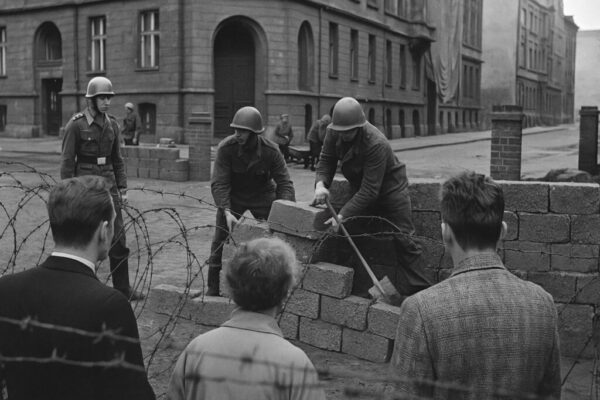 Historische Aufnahme vom 13. August 1961: Bau der Berliner Mauer in Berlin – Symbol der deutschen Teilung und des Kalten Krieges.