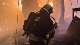 Russland griff Bila Zerkwa an: schwere Brände auf zivilen Anlagen, über 100 Rettungskräfte im Einsatz. Auch Kiew stark betroffen – 26 Tote, darunter Kinder.