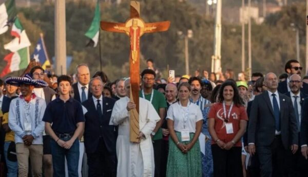 Papst Leo XIV. beendet das Weltjugendtreffen 2025 in Rom mit einer Messe vor über einer Million Jugendlichen. Nächstes Treffen: Seoul 2027.