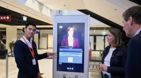 Künstliche Intelligenz im Bahnhof: Am BER berät erstmals die KI-Assistentin „Kiana“ Reisende digital – einfach, mehrsprachig und effizient.