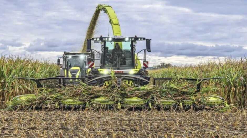 Claas stellt den Jaguar 1000 vor: Feldhäcksler mit bis zu 1.100 PS, 500 t/h Durchsatz, neuer Technik und KI-gestützter Analyse für höchste Effizienz.