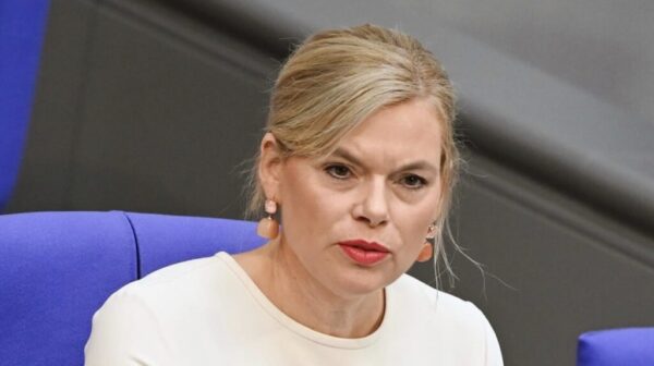 Bundestagspräsidentin Julia Klöckner reagiert auf Kritik wegen Regenbogenflagge und „Nius“-Auftritt. Habeck nennt sie „Fehlbesetzung“.