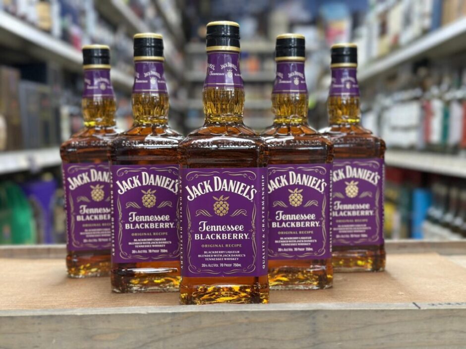 Jack Daniel’s erweitert sein Portfolio um den Tennessee Blackberry. Was hinter dem Brombeer-Whiskey steckt, welche Zielgruppen er anspricht und wie er verkauft wird.