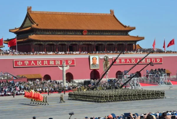 China feiert am 3. September 2025 den 80. Jahrestag des Kriegsendes mit einer gigantischen Militärparade in Peking. Putin und Kim Jong Un reisen an.