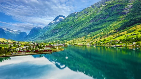 Ab 2026 erhebt Norwegen eine 3 % Touristensteuer. Wer zahlt, welche Regionen betroffen sind und wie Reisende profitieren – alle Details im Überblick.