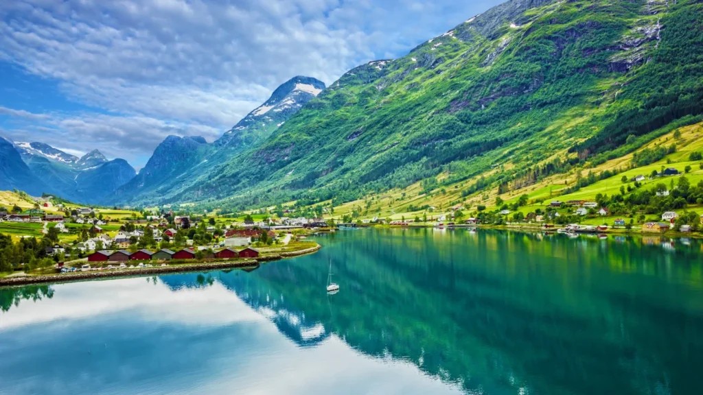 Ab 2026 erhebt Norwegen eine 3 % Touristensteuer. Wer zahlt, welche Regionen betroffen sind und wie Reisende profitieren – alle Details im Überblick.