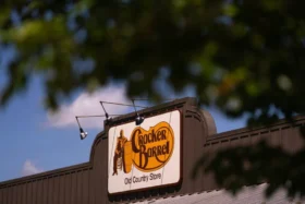 Cracker Barrel in der Krise: Logo-Reform löst Aktiensturz und Fan-Proteste aus