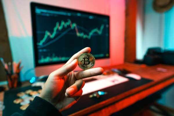 Entdecken Sie die wichtigsten Krypto-Derivate 2025: Perpetual Futures, Optionen, ETFs und tokenisierte Produkte – inklusive Strategien, Risiken und Trends.