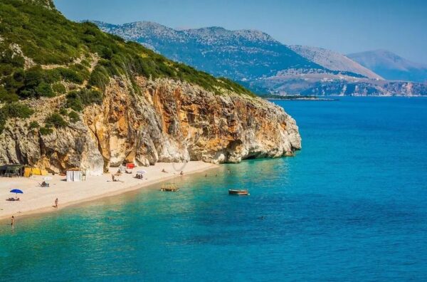 Montenegro verliert 2025 im Tourismus gegen Albanien. Schlüsselwörter: Montenegro Urlaub, Albanien Reisen, Tourismusvergleich 2025, Adria Strände, Sommerurlaub günstig.