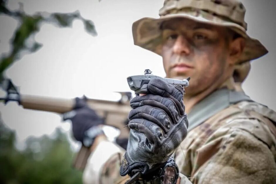 Die US-Armee enthüllt die Drohne Soldier Borne Sensor mit längerer Batterie, Wärmebildkamera und autonomen Flugfunktionen für sichere Aufklärung.
