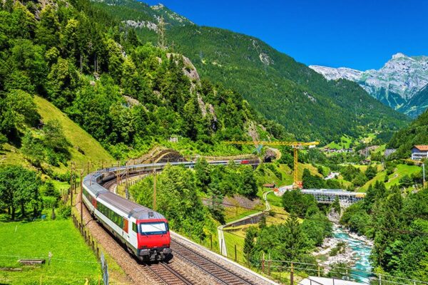 Bahnreisen Europa: die schönsten Zugstrecken mit Panorama. Glacier Express, Bernina Express, West Highland Line und mehr – Tipps, Preise, Routen.