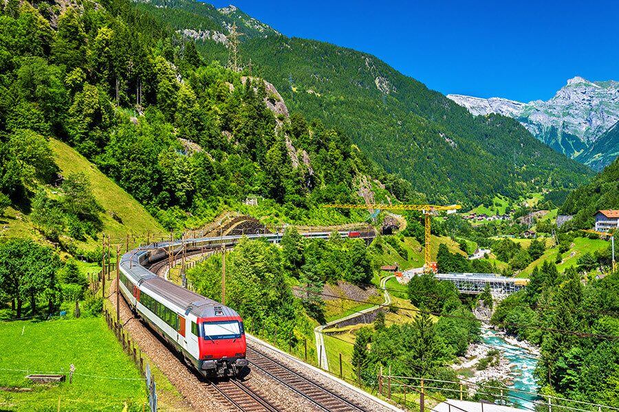 Bahnreisen Europa: die schönsten Zugstrecken mit Panorama. Glacier Express, Bernina Express, West Highland Line und mehr – Tipps, Preise, Routen.