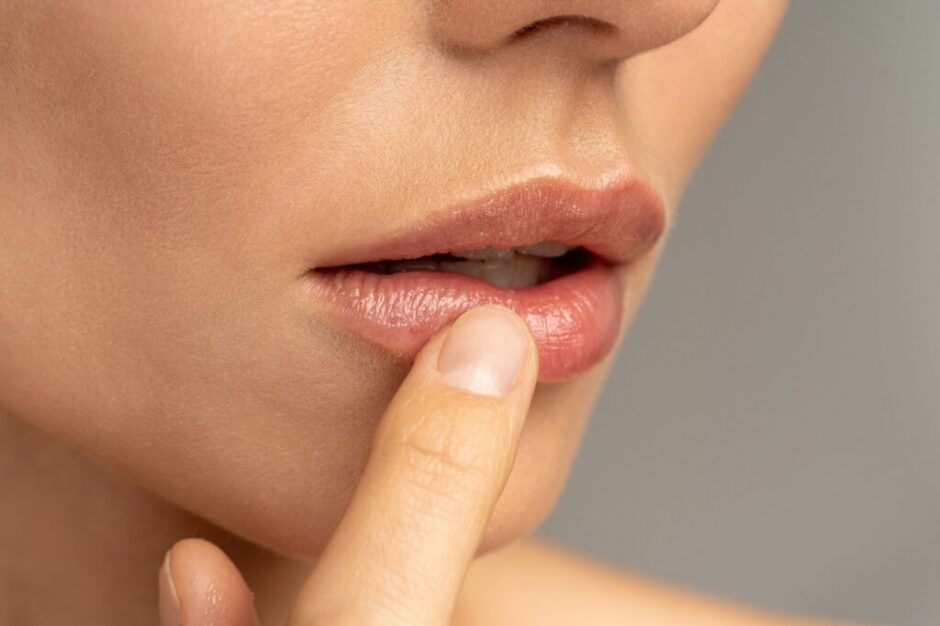Juckreiz im Mund kann viele Ursachen haben – von Allergien bis Infektionen. Erfahren Sie, wie Sie Auslöser erkennen und gezielt behandeln.