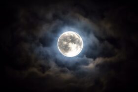 11. August 2025 – Abnehmender Mond in den Fischen, Ende des rückläufigen Merkurs & G1-Sturm. Tipps für innere Ruhe, Balance und bewusste Selbstfürsorge.