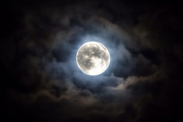 11. August 2025 – Abnehmender Mond in den Fischen, Ende des rückläufigen Merkurs & G1-Sturm. Tipps für innere Ruhe, Balance und bewusste Selbstfürsorge.